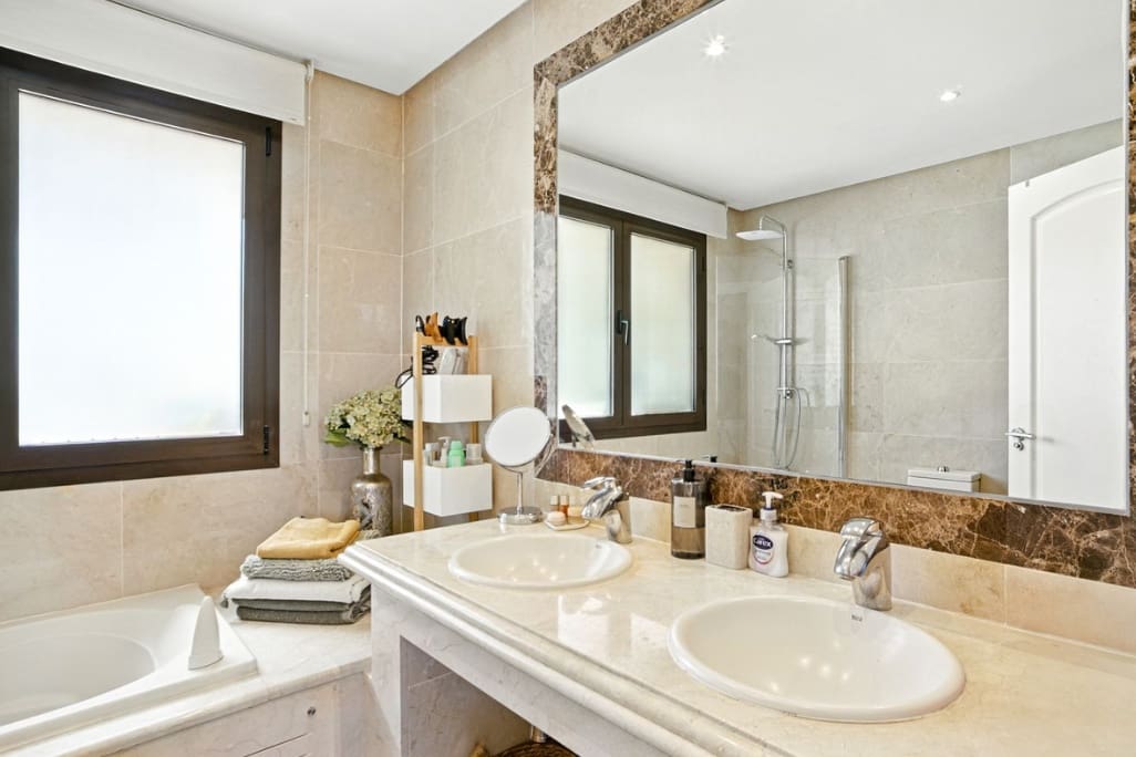 Chalet de 3 habitaciones en Estepona en venta con garaje - 885.000 € (Ref: 9868363)