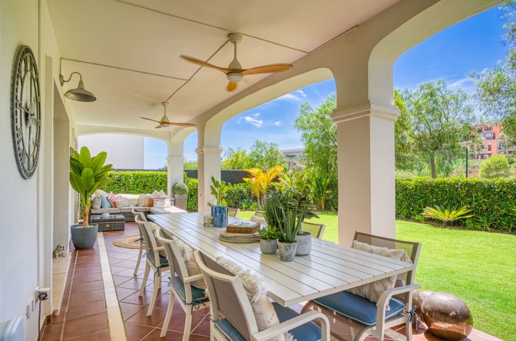 Chalet de 3 habitaciones en Estepona en venta con garaje - 885.000 € (Ref: 9868363)