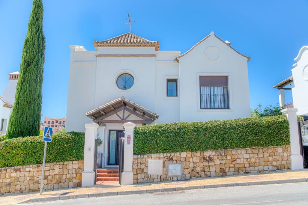 Chalet de 3 habitaciones en Estepona en venta con garaje - 885.000 € (Ref: 9868363)