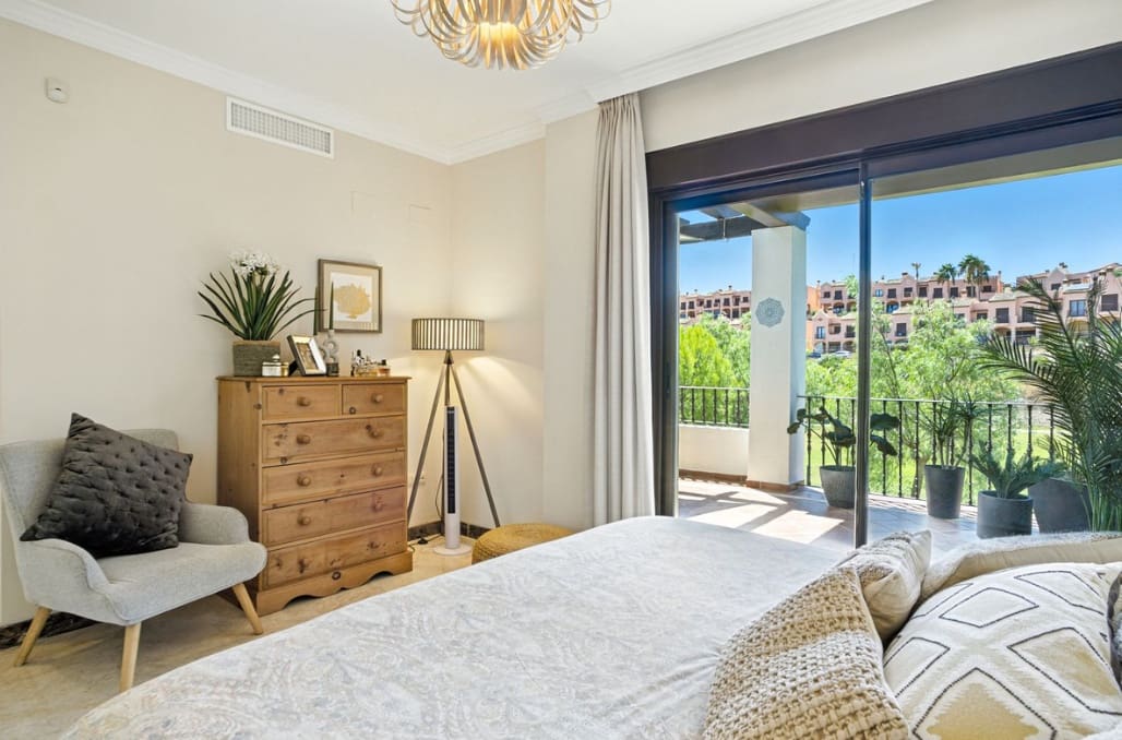 Chalet de 3 habitaciones en Estepona en venta con garaje - 885.000 € (Ref: 9868363)