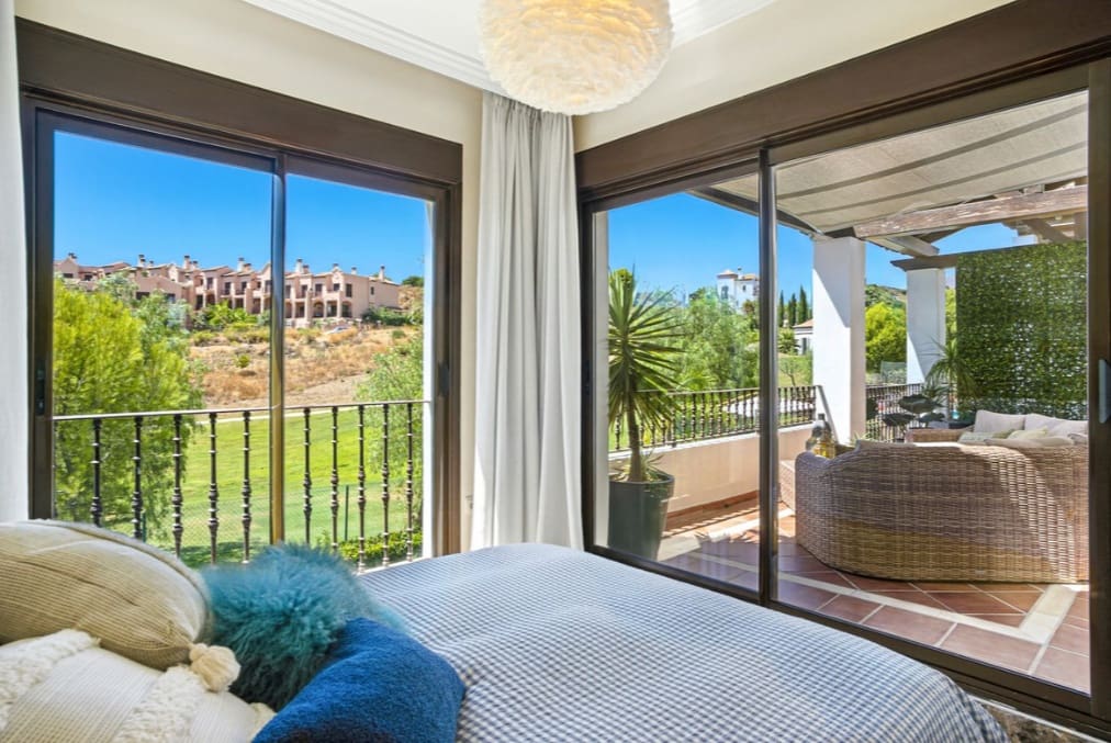 Chalet de 3 habitaciones en Estepona en venta con garaje - 885.000 € (Ref: 9868363)