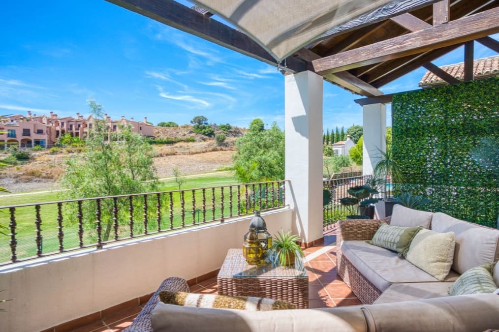 Chalet de 3 habitaciones en Estepona en venta con garaje - 885.000 € (Ref: 9868363)