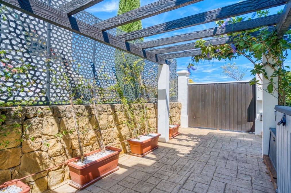 Chalet de 3 habitaciones en Estepona en venta con garaje - 885.000 € (Ref: 9868363)