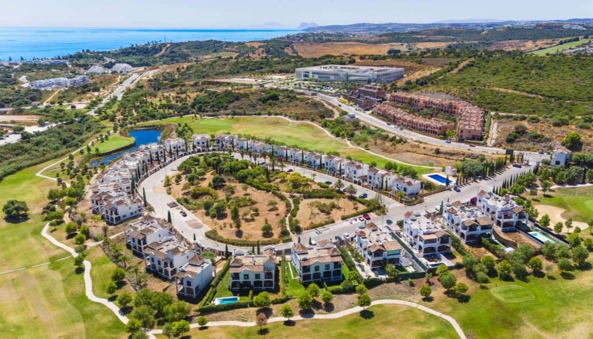 Chalet de 3 habitaciones en Estepona en venta con garaje - 885.000 € (Ref: 9868363)