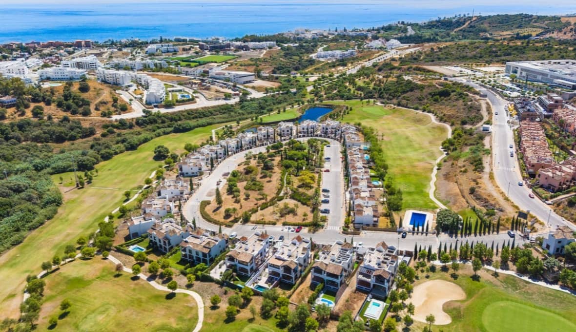 Chalet de 3 habitaciones en Estepona en venta con garaje - 885.000 € (Ref: 9868363)