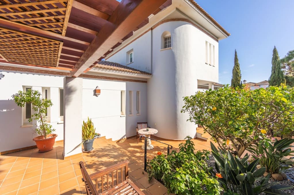 3 quarto Moradia para venda em San Luis de Sabinillas com piscina garagem - 875 000 € (Ref: 9878153)