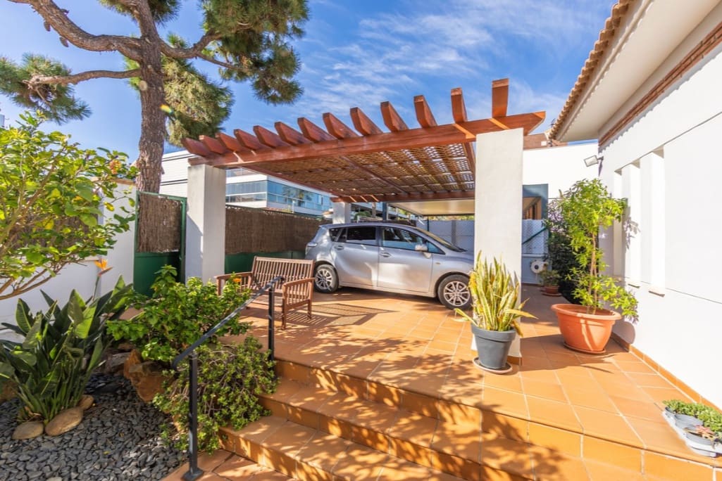 3 quarto Moradia para venda em San Luis de Sabinillas com piscina garagem - 875 000 € (Ref: 9878153)