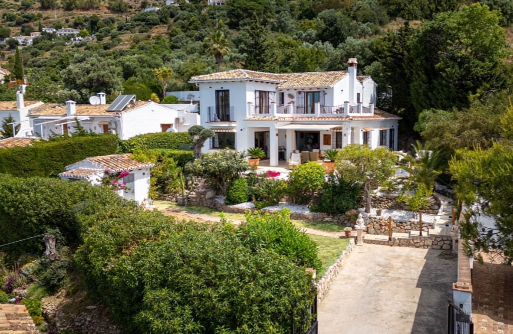 4 bedroom Villa for sale in Mijas with pool garage - € 995,000 (Ref: 9878154)