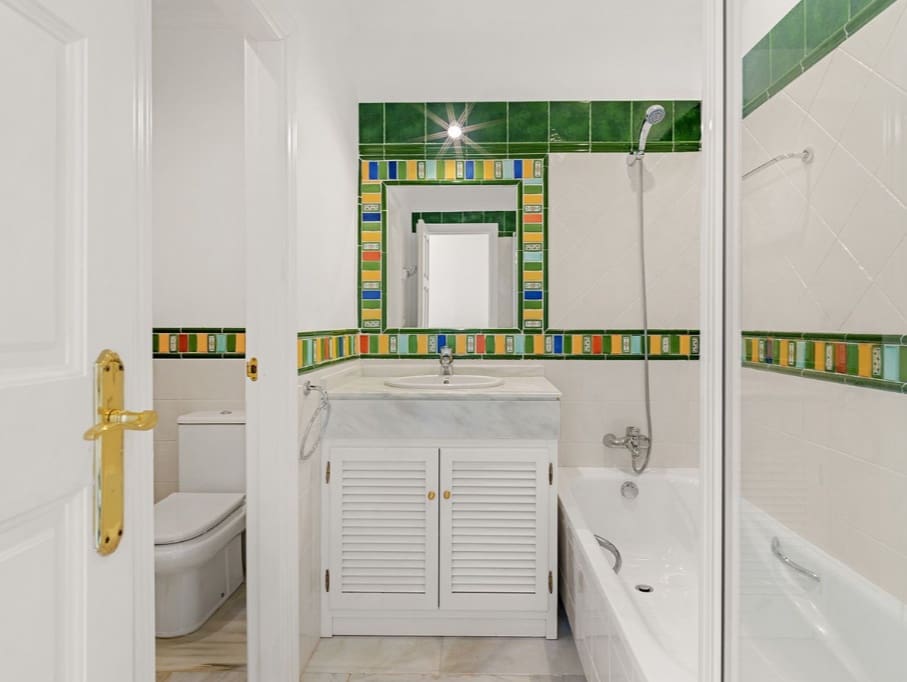 5 soverom Villa til salgs i Marbella med svømmebasseng garasje - € 1 795 000 (Ref: 9893895)
