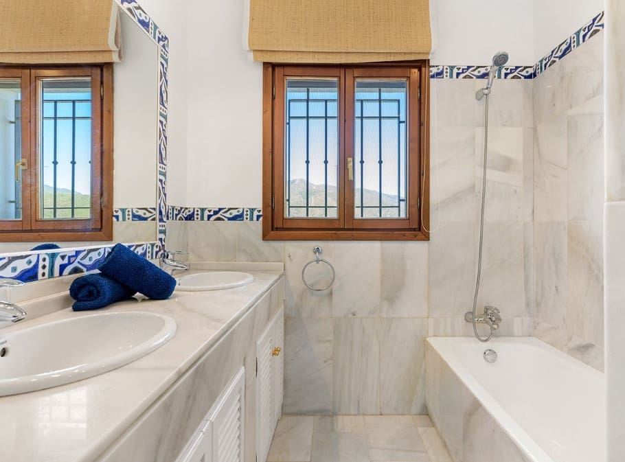 5 soverom Villa til salgs i Marbella med svømmebasseng garasje - € 1 795 000 (Ref: 9893895)