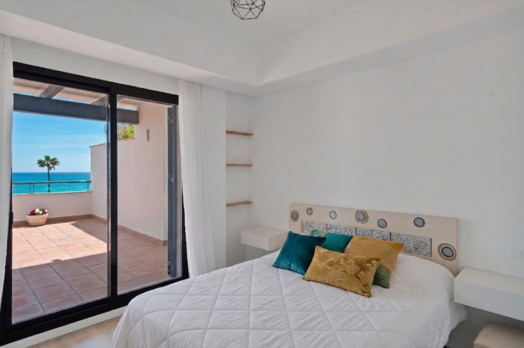 2 bedroom Penthouse for sale in Estepona with pool - € 509,000 (Ref: 9903949)