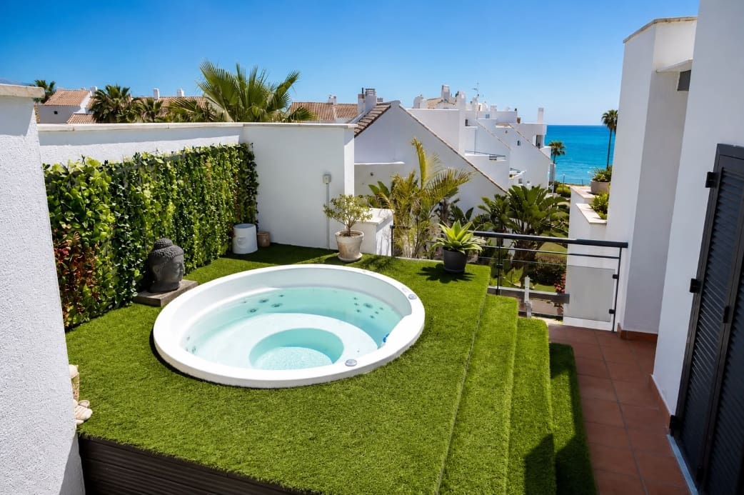 2 bedroom Penthouse for sale in Estepona with pool - € 509,000 (Ref: 9903949)