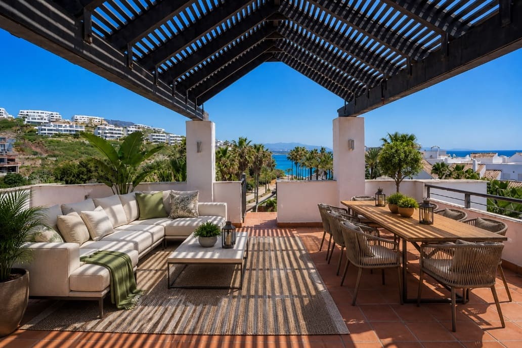 2 bedroom Penthouse for sale in Estepona with pool - € 509,000 (Ref: 9903949)