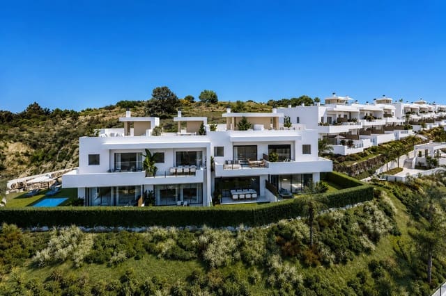 Pareado de 3 habitaciones en Estepona Golf, Estepona en venta con piscina garaje - 606.000 € (Ref: 9906890)
