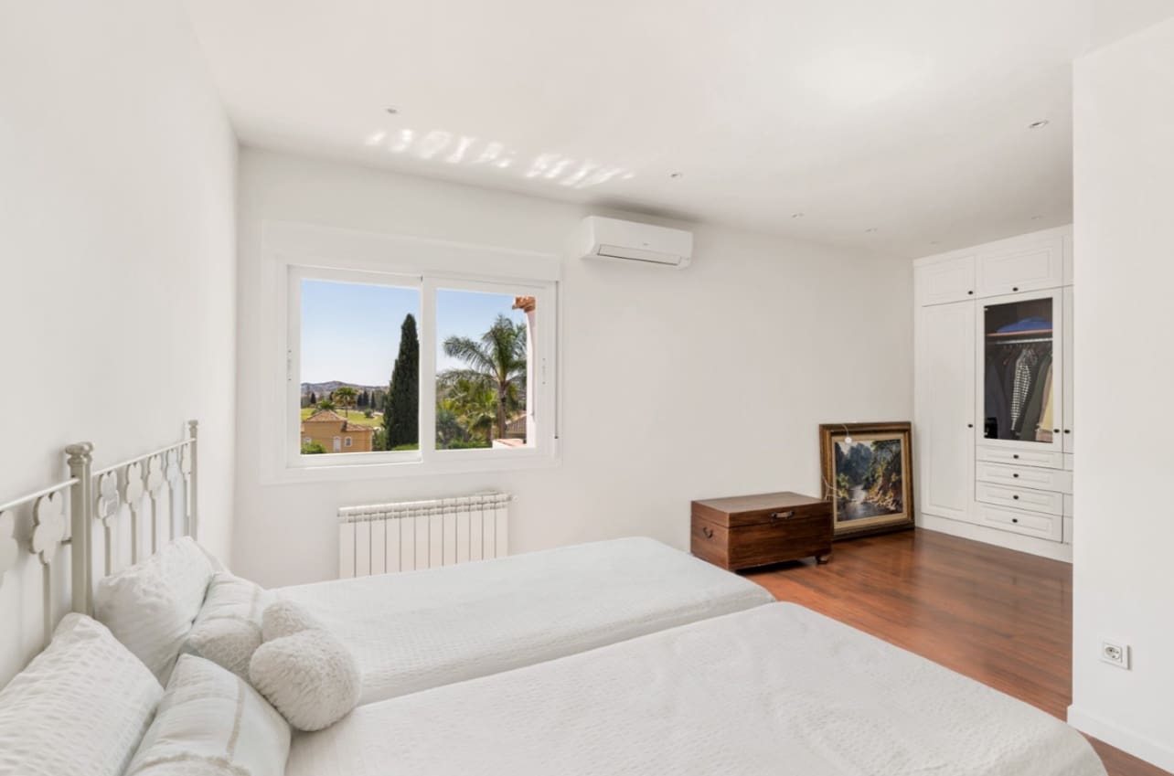 4 soverom Villa til salgs i La Cala de Mijas med svømmebasseng garasje - € 1 180 000 (Ref: 9906893)