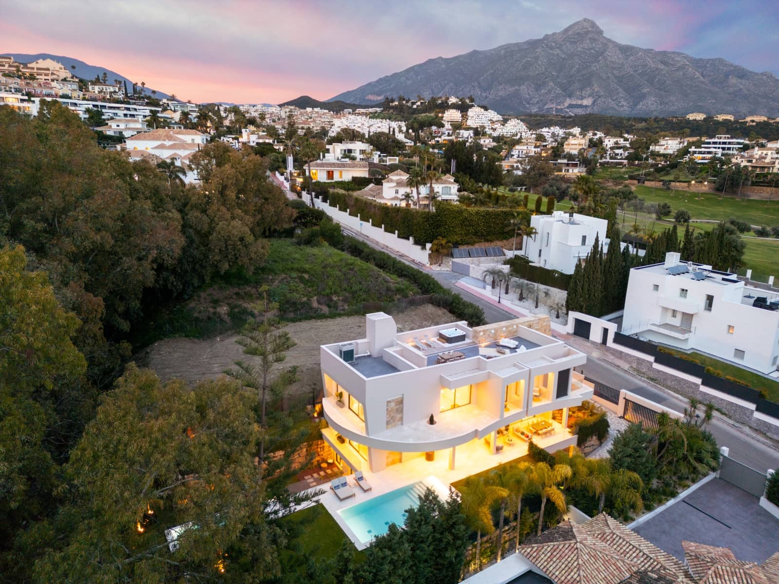 5 bedroom Villa for sale in Marbella with pool garage - € 4,995,000 (Ref: 9915349)