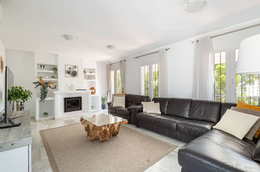 Chalet de 3 habitaciones en Estepona en venta con piscina garaje - 850.000 € (Ref: 9917826)