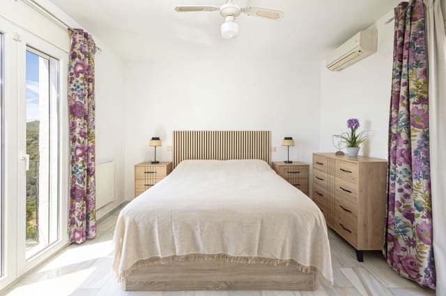 Chalet de 3 habitaciones en Estepona en venta con piscina garaje - 850.000 € (Ref: 9917826)