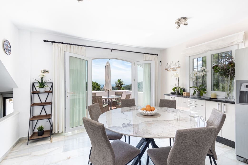 Chalet de 3 habitaciones en Estepona en venta con piscina garaje - 850.000 € (Ref: 9917826)