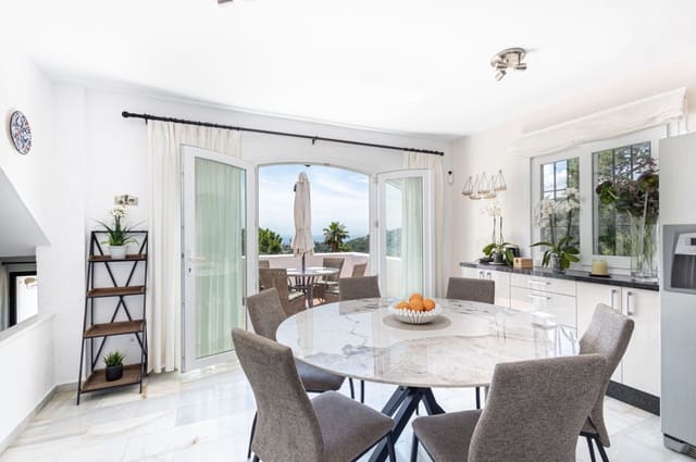 Chalet de 3 habitaciones en Estepona en venta con piscina garaje - 850.000 € (Ref: 9917826)