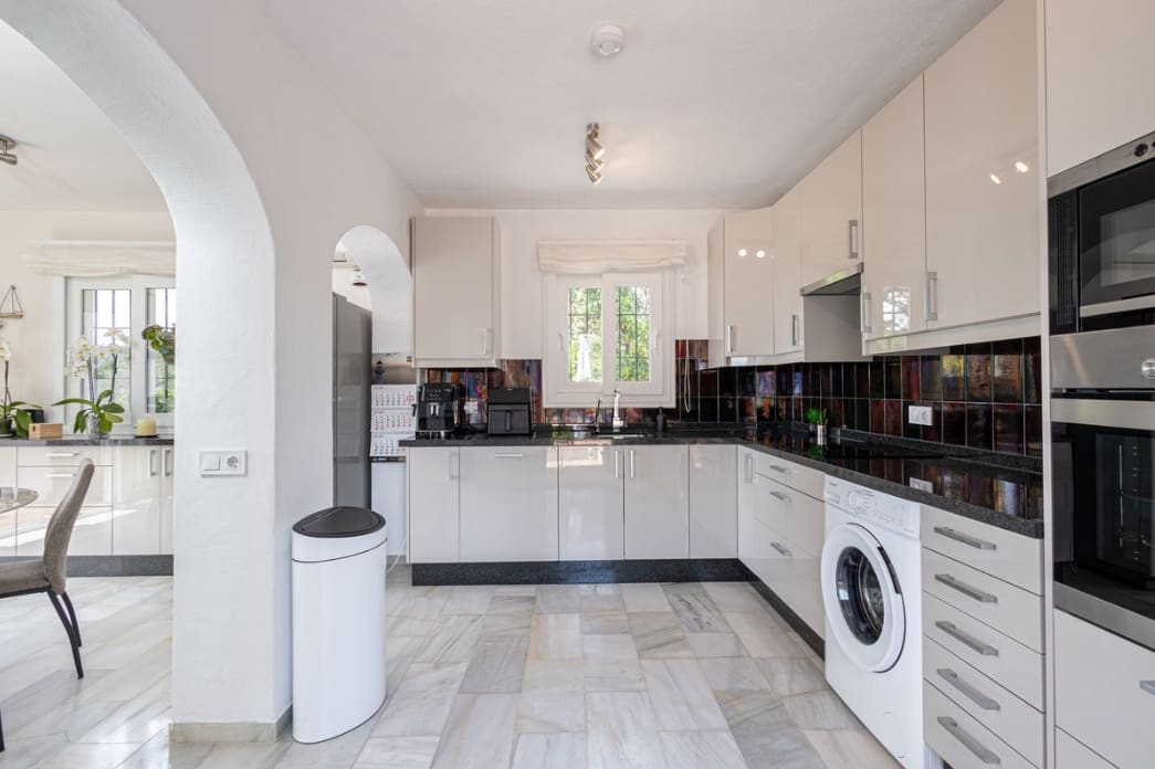 Chalet de 3 habitaciones en Estepona en venta con piscina garaje - 850.000 € (Ref: 9917826)