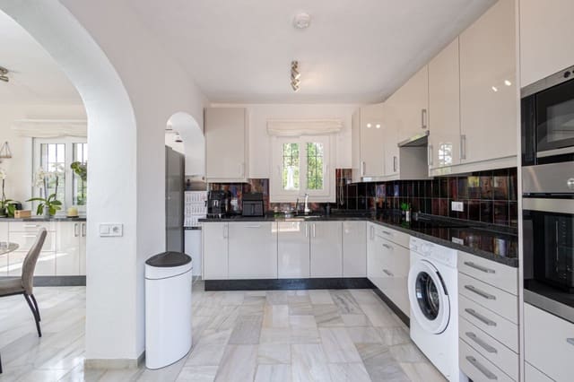 Chalet de 3 habitaciones en Estepona en venta con piscina garaje - 850.000 € (Ref: 9917826)