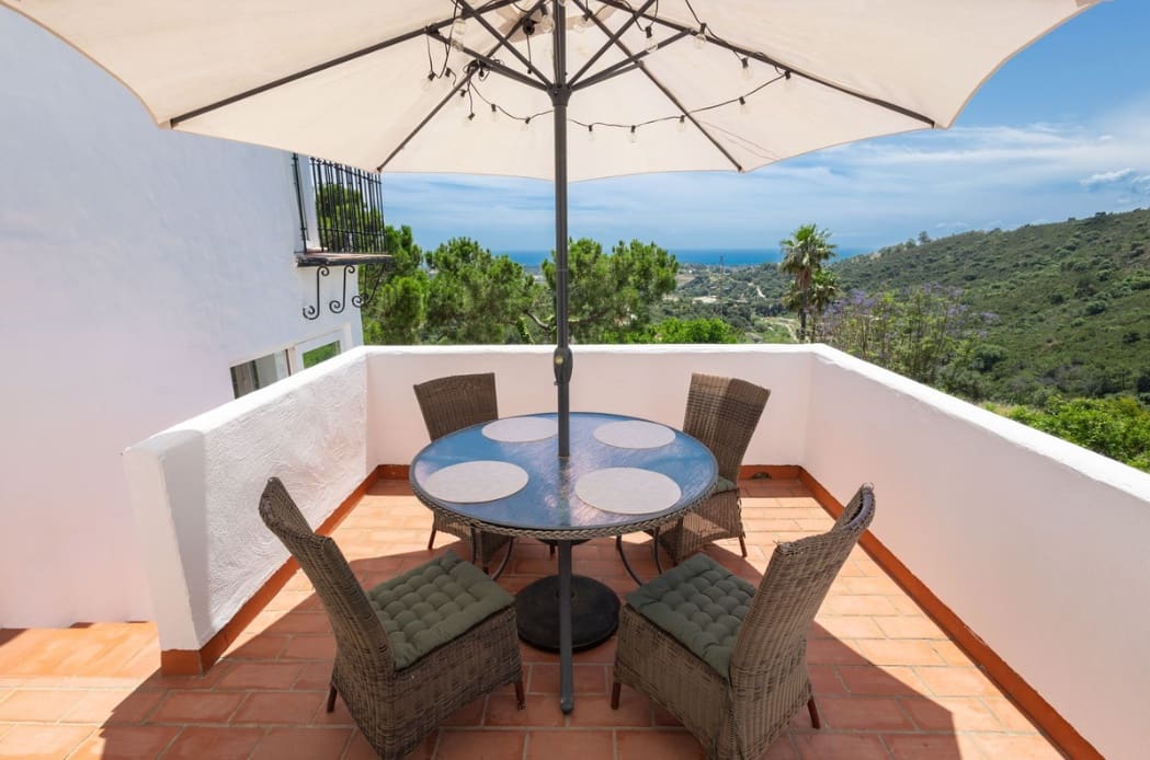Chalet de 3 habitaciones en Estepona en venta con piscina garaje - 850.000 € (Ref: 9917826)