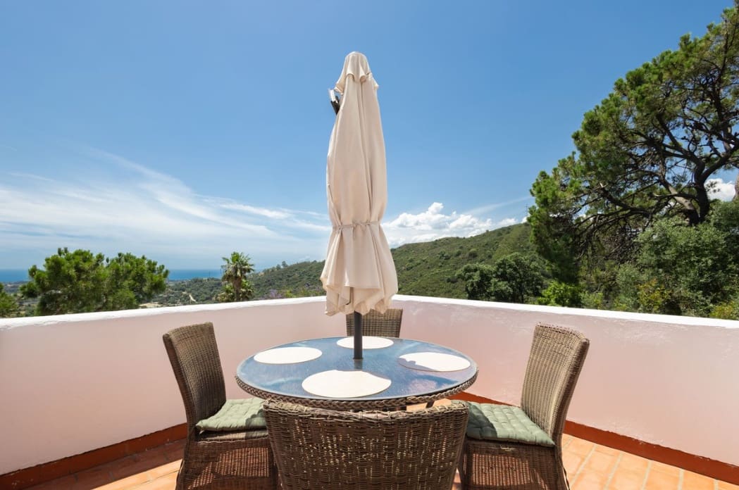 Chalet de 3 habitaciones en Estepona en venta con piscina garaje - 850.000 € (Ref: 9917826)