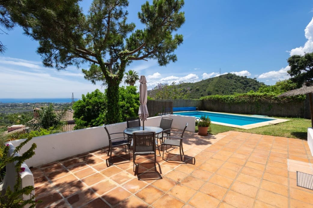 Chalet de 3 habitaciones en Estepona en venta con piscina garaje - 850.000 € (Ref: 9917826)
