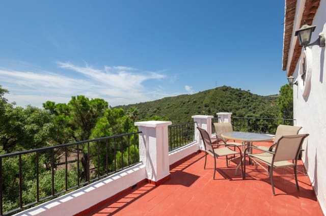 Chalet de 3 habitaciones en Estepona en venta con piscina garaje - 850.000 € (Ref: 9917826)