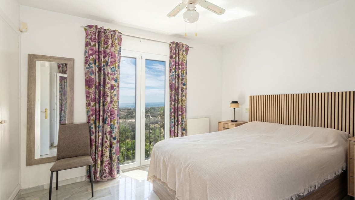 Chalet de 3 habitaciones en Estepona en venta con piscina garaje - 850.000 € (Ref: 9917826)