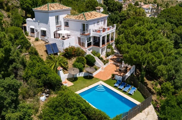Chalet de 3 habitaciones en Estepona en venta con piscina garaje - 850.000 € (Ref: 9917826)