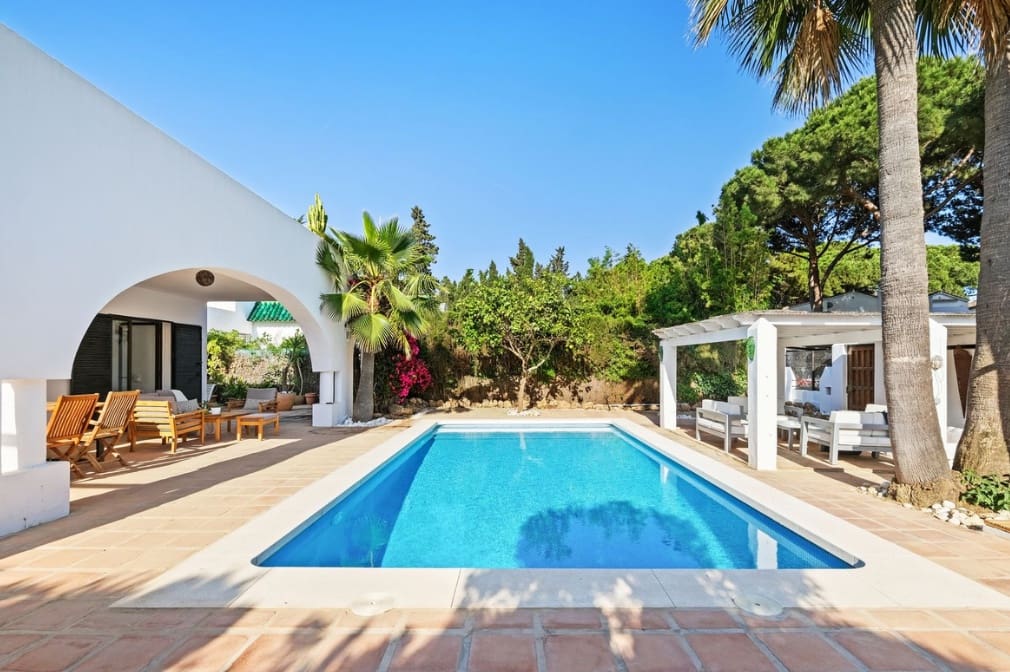 4 bedroom Villa for sale in Marbella - € 1,649,000 (Ref: 9926925)