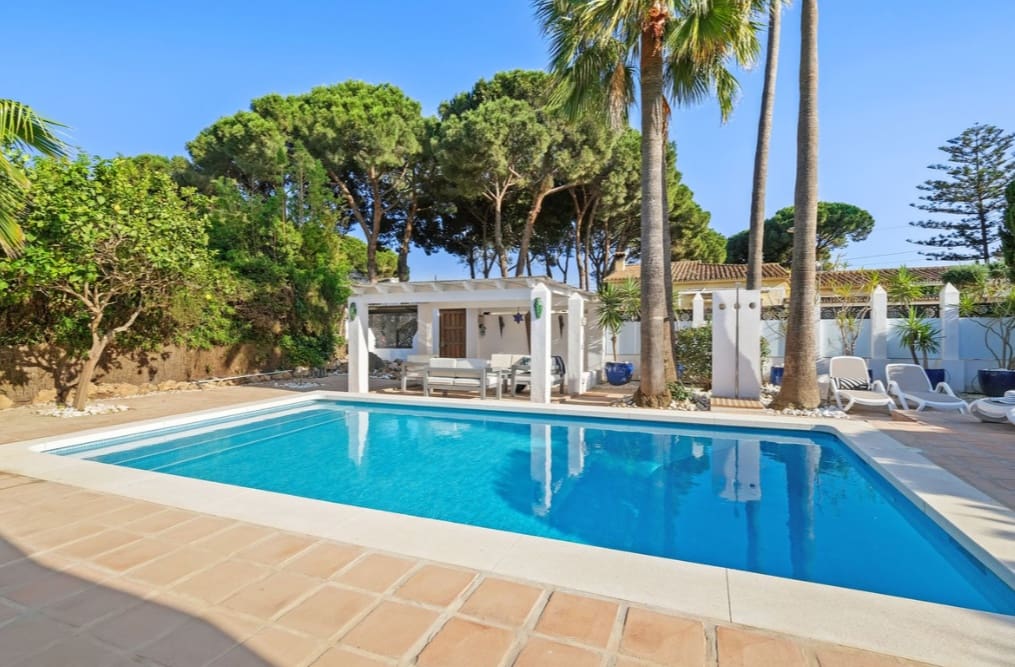 4 bedroom Villa for sale in Marbella - € 1,649,000 (Ref: 9926925)