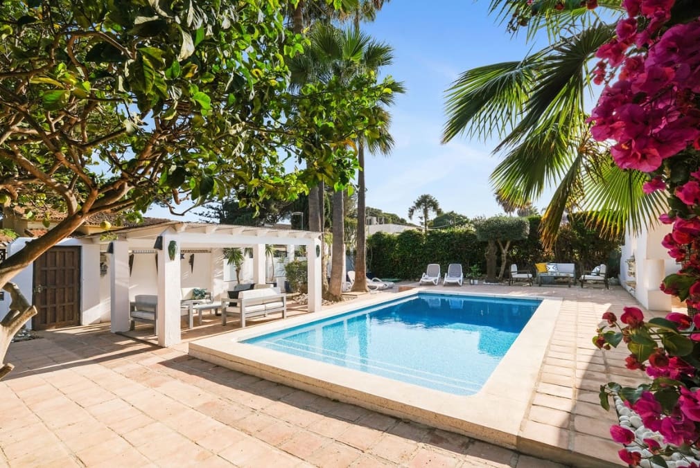 4 bedroom Villa for sale in Marbella - € 1,649,000 (Ref: 9926925)