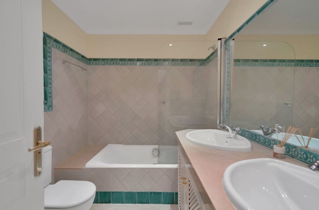3 soveværelse Villa til salg i Benahavis med swimmingpool garage - € 575.000 (Ref: 9928916)