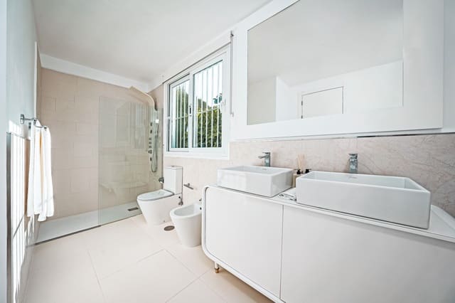 Chalet de 4 habitaciones en Marbella en venta con piscina - 1.790.000 € (Ref: 9928917)
