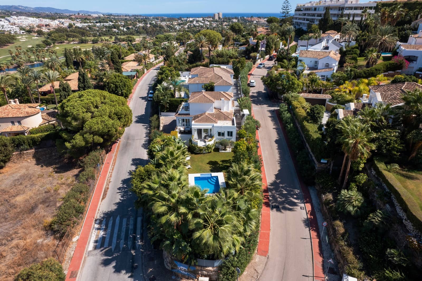 4 bedroom Villa for sale in Marbella with pool - € 1,790,000 (Ref: 9928917)