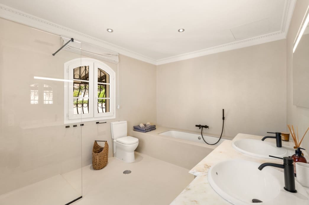 4 bedroom Villa for sale in Marbella with pool garage - € 2,950,000 (Ref: 9933680)