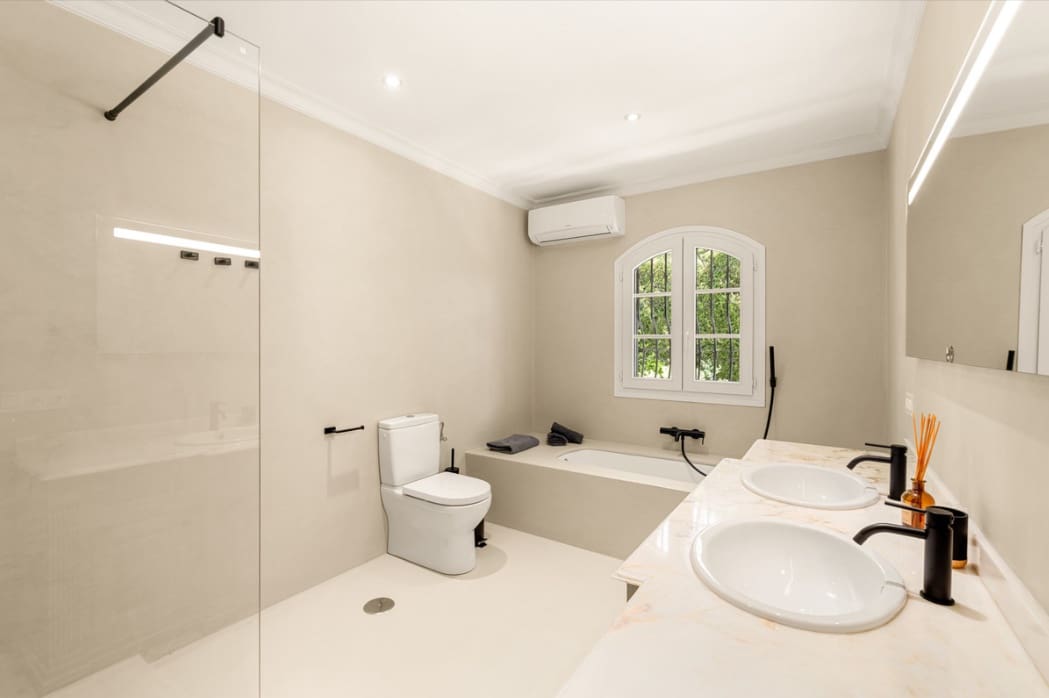 4 bedroom Villa for sale in Marbella with pool garage - € 2,950,000 (Ref: 9933680)