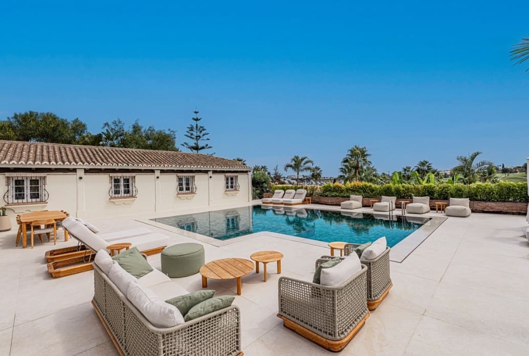 4 bedroom Villa for sale in Marbella with pool garage - € 2,950,000 (Ref: 9933680)