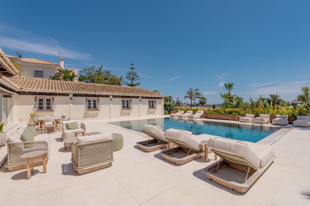4 bedroom Villa for sale in Marbella with pool garage - € 2,950,000 (Ref: 9933680)