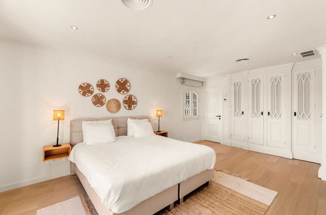 4 bedroom Villa for sale in Marbella with pool garage - € 2,950,000 (Ref: 9933680)