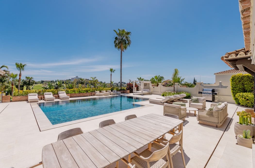 4 bedroom Villa for sale in Marbella with pool garage - € 2,950,000 (Ref: 9933680)
