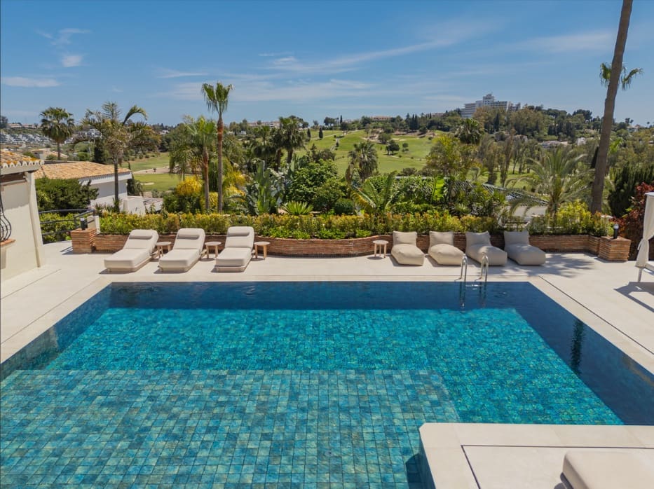 4 bedroom Villa for sale in Marbella with pool garage - € 2,950,000 (Ref: 9933680)