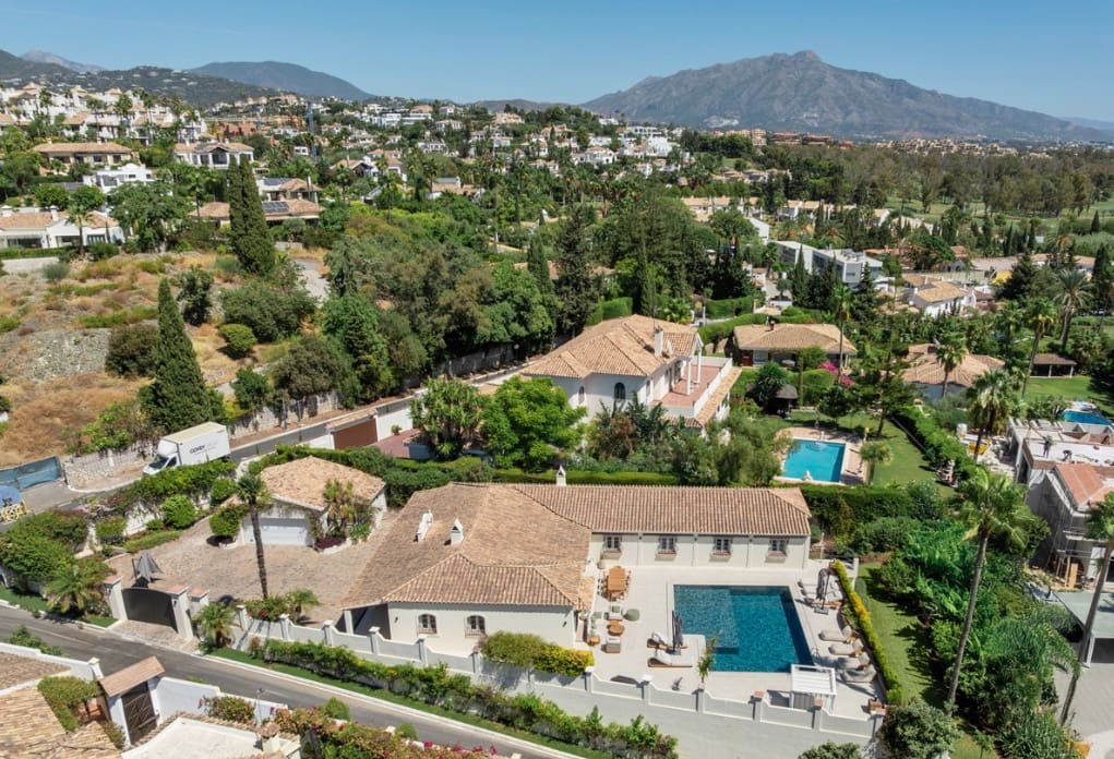 4 bedroom Villa for sale in Marbella with pool garage - € 2,950,000 (Ref: 9933680)