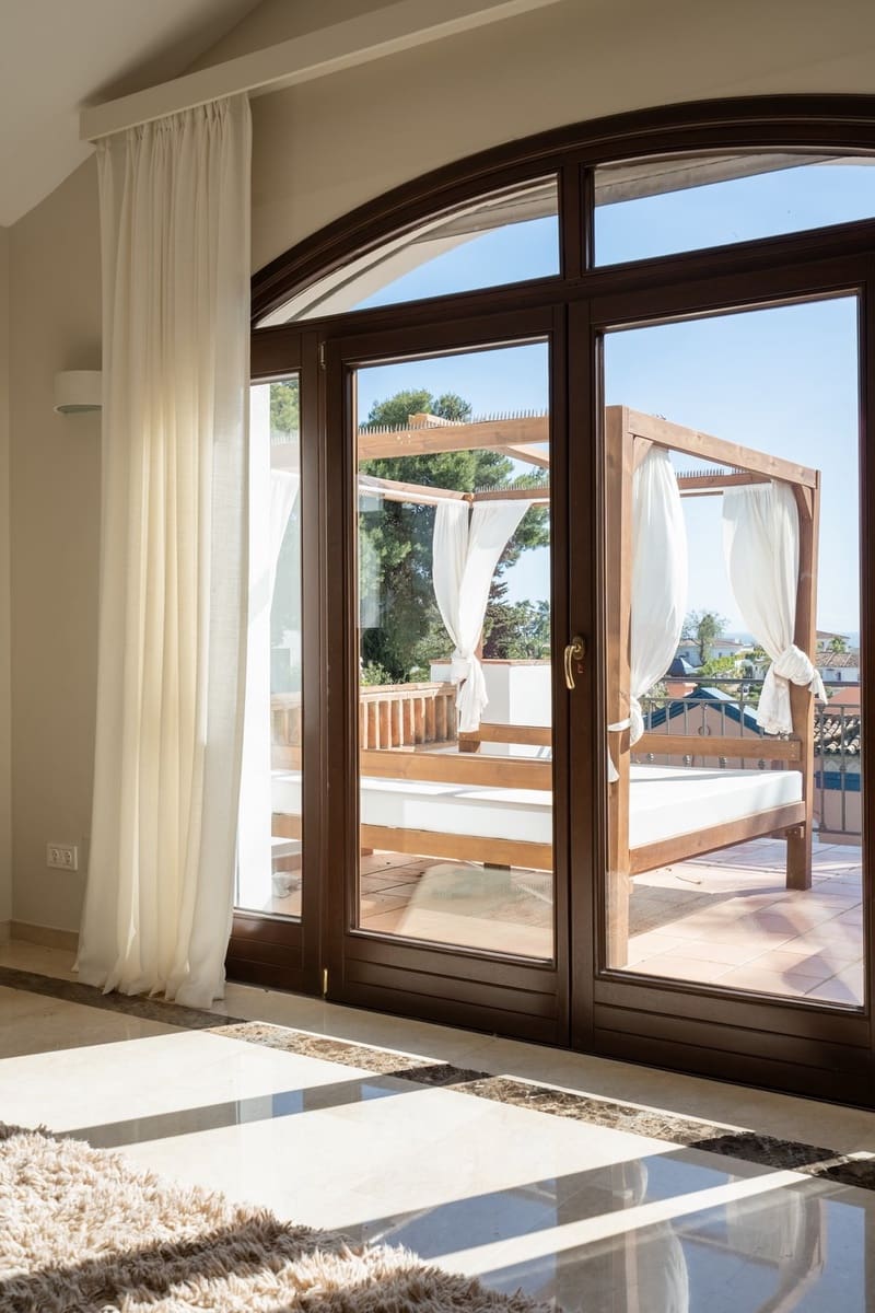 4 bedroom Villa for sale in Marbella with pool garage - € 2,250,000 (Ref: 9933681)