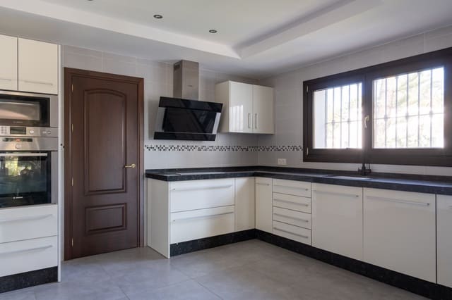 4 slaapkamer Villa te koop in Marbella met zwembad garage - € 2.250.000 (Ref: 9933681)