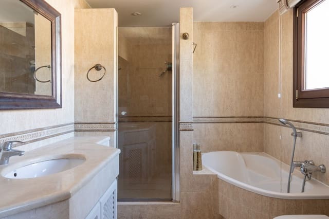 4 slaapkamer Villa te koop in Marbella met zwembad garage - € 2.250.000 (Ref: 9933681)