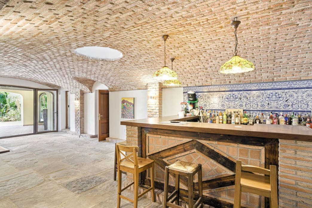 6 bedroom Villa for sale in Alhaurin el Grande with pool garage - € 2,200,000 (Ref: 9933689)